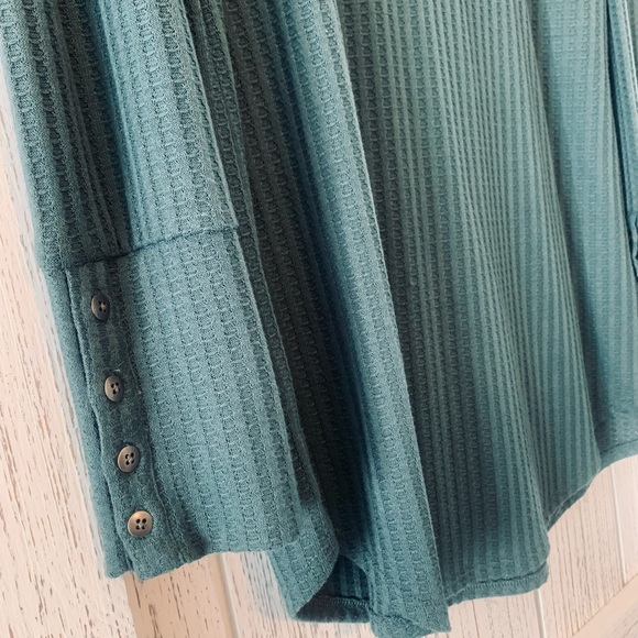 Bluish green long sleeve top with button detail sleeves size xl - Picture 2 of 2